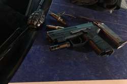 Нічні прогулянки зі зброєю: патрульні Києва затримали чоловіка із гранатою та пістолетом 