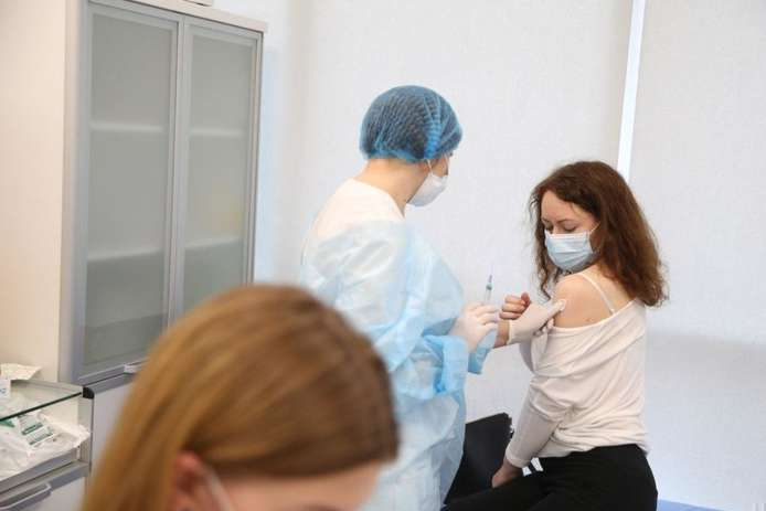 На ковид-вакцинацию записались более четверти миллиона украинцев