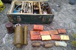 Реактивні снаряди, гранати, вибухівка: СБУ виявила схрони бойовиків (фото)