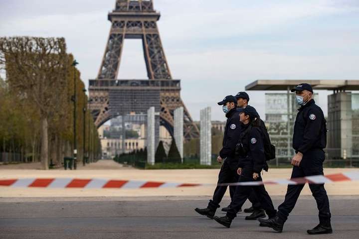 У Парижі вводять жорсткий карантин