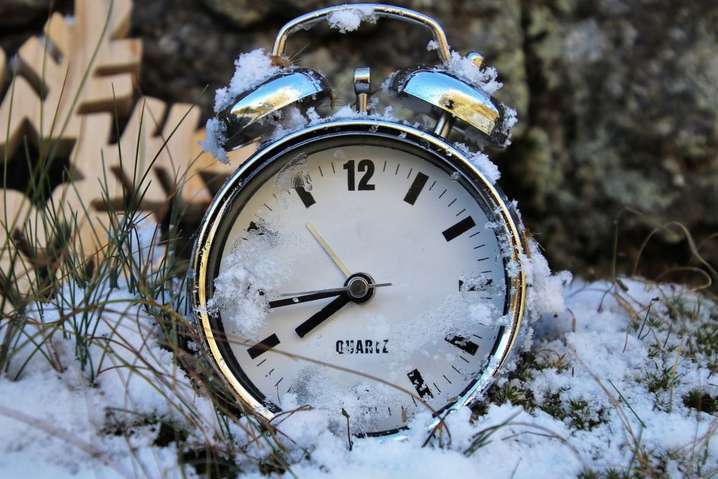 В Україні не скасували переведення годинників. Законопроєкт переглянуть 