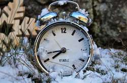 В Україні не скасували переведення годинників. Законопроєкт переглянуть 