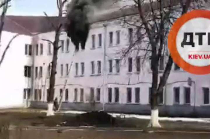 Пожежа у київському гуртожитку: рятувальники не можуть під'їхати через ярмарок (відео)