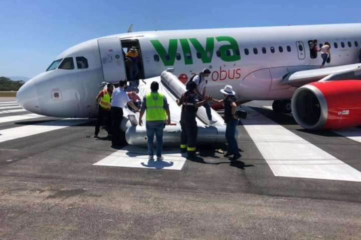 Мексика: літак із сотнею пасажирів впав на ніс і потрапив на відео