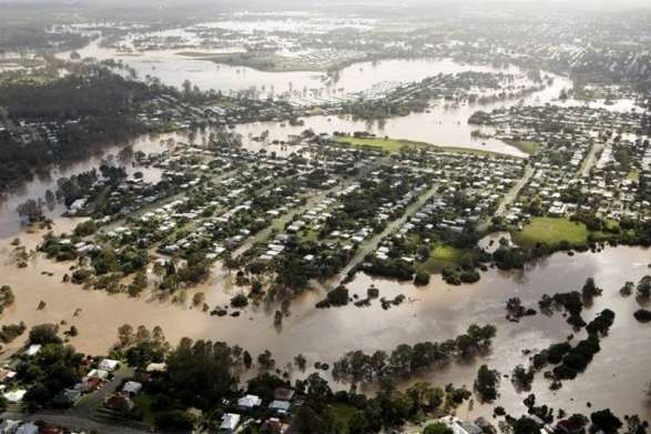 Австралію накрила повінь. Затопило дороги, вода дістає до вікон будинків
