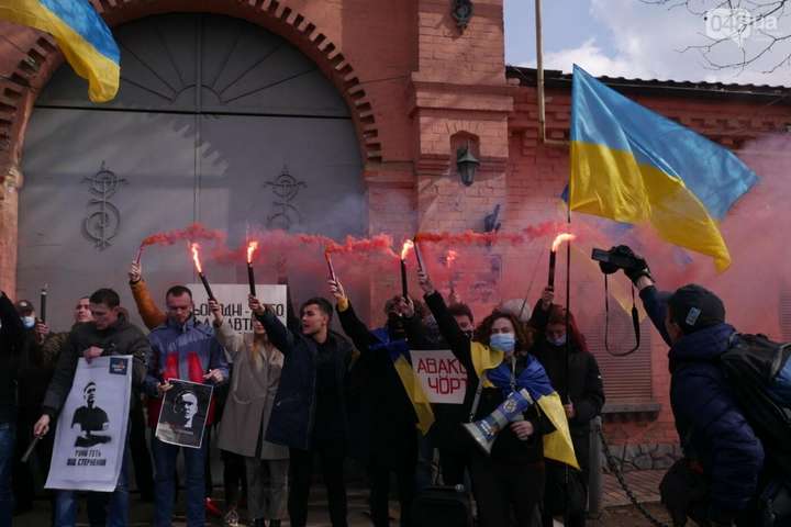 На день народження Стерненка його прихильники зібрались під одеським СІЗО (фото)