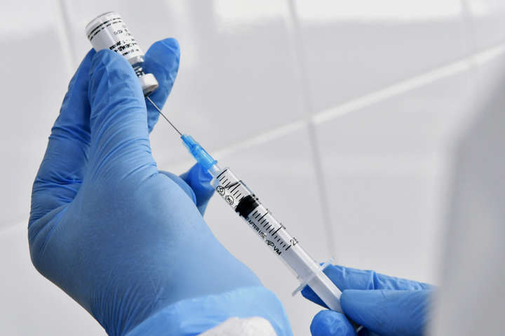 Понад половина британців отримала першу дозу вакцини