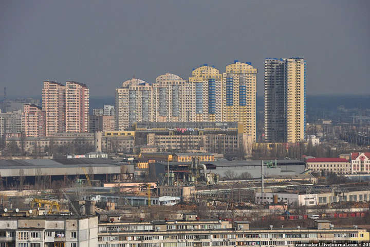 Чергове самогубство у Києві: дівчина вистрибнула з 35 поверху