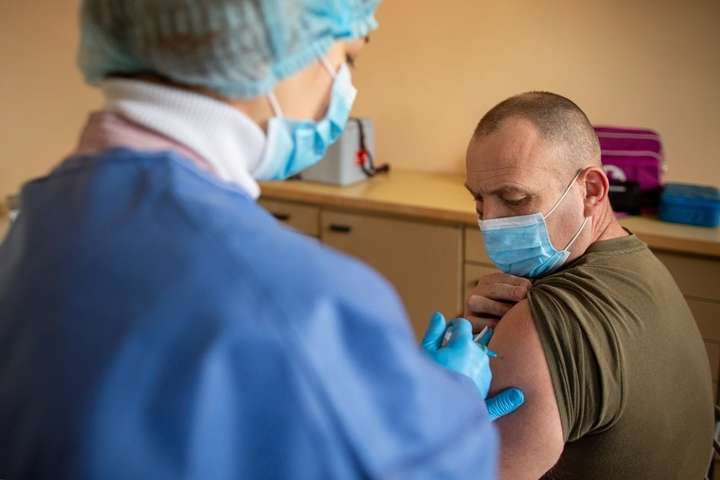 У Нацгвардії показали, як вакцинують військових у районі операції Об’єднаних сил