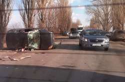 Серйозна аварія на Київщині: зіштовхнулися два легкових та вантажне авто (фото, відео)