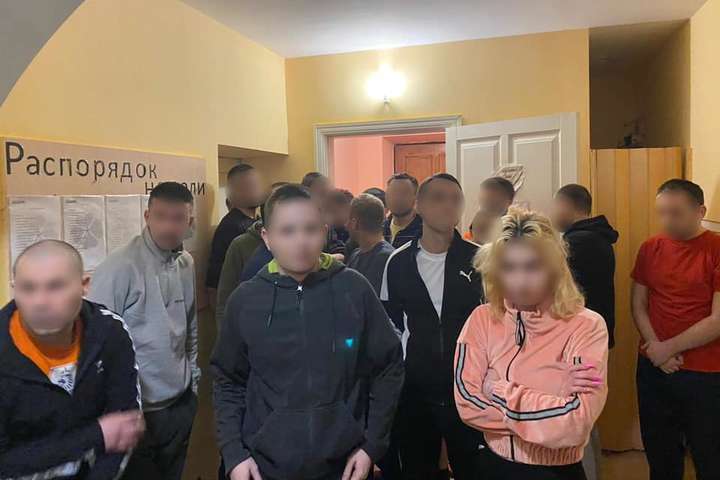Викрадали й катували: з «реабілітаційного центру» під Києвом звільнено заручників