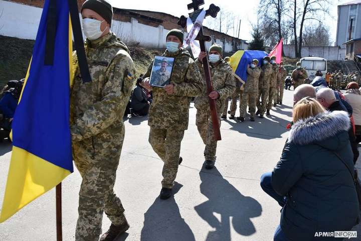 Хмельницький попрощався із загиблим на Донбасі військовим