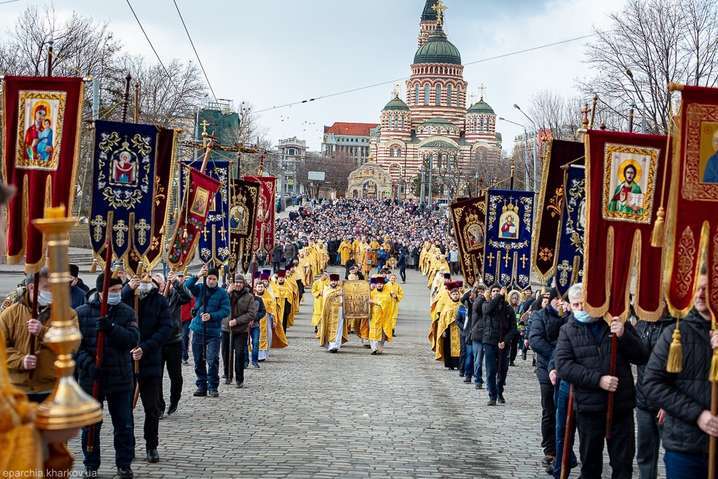 Московская церковь устроила коронавирусное воскресенье в Украине. Фото и видео из разных городов