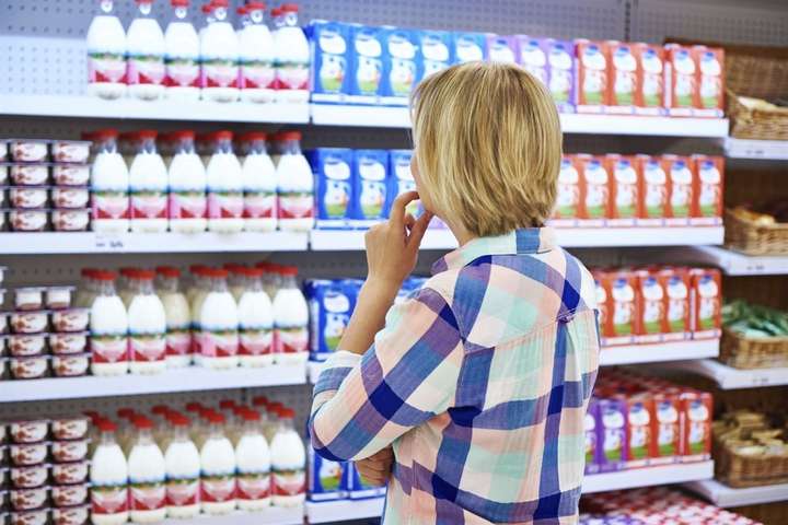 На базарі чи в магазинах – експерт розповів, де більше фальсифікують молоко