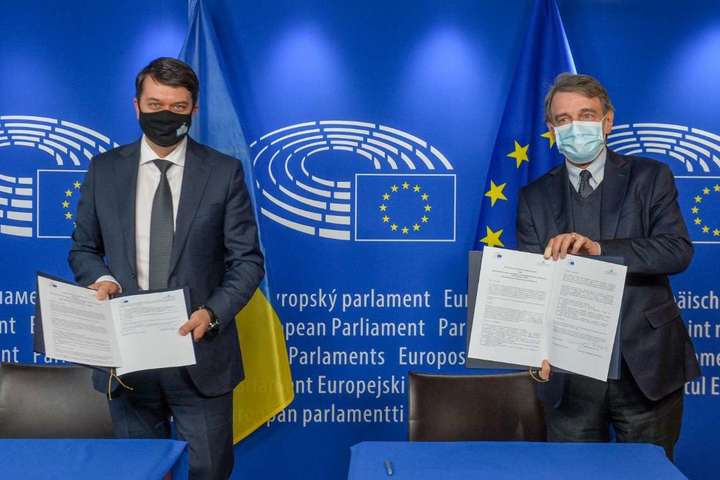 Разумков у Брюсселі підписав меморандум із Європарламентом