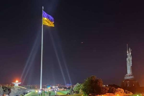 Найбільший прапор Києва приспустили через негоду