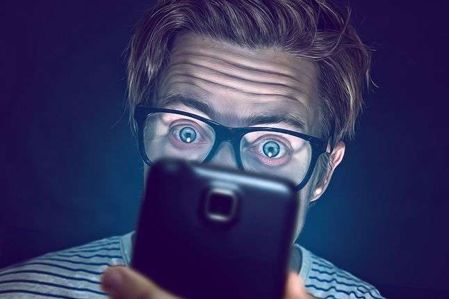 Експерти розповіли, як смартфони «вбивають» зір