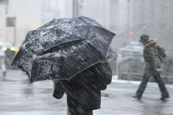 Дощ, сніг і сильний вітер: прогноз погоди в Україні на 24 березня