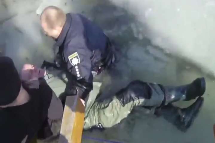 На київському ставку врятували людину, що провалилася під кригу (відео)