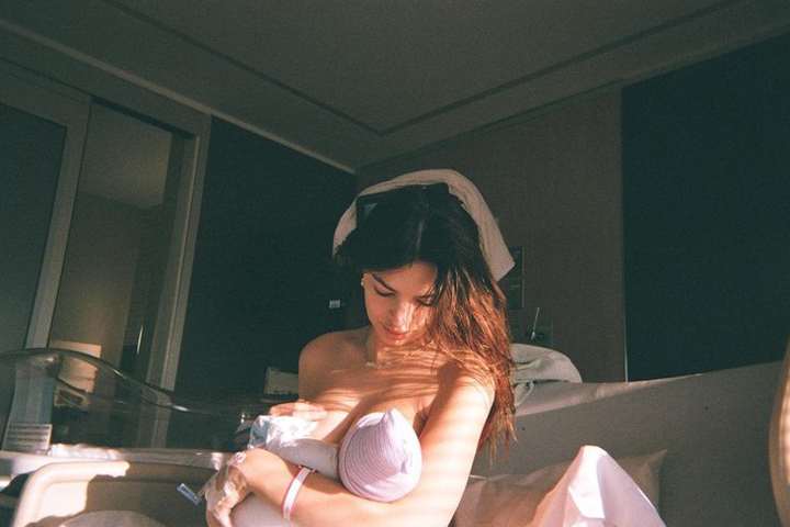 Популярная 29-летняя модель Эмили Ратаковски - Супермодель распахнула пижаму, чтобы показать фигуру спустя 11 дней после родов (фото)