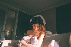 Супермодель распахнула пижаму, чтобы показать фигуру спустя 11 дней после родов (фото)