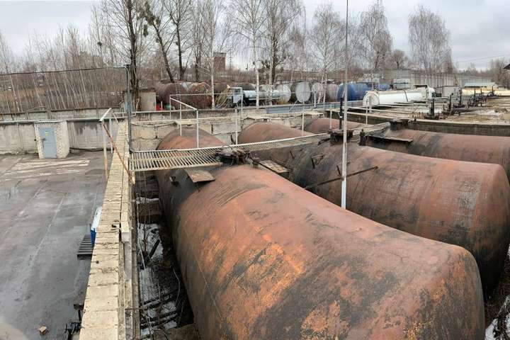 На Харківщині виявили 200 тонн незаконно виготовленого палива (фото)