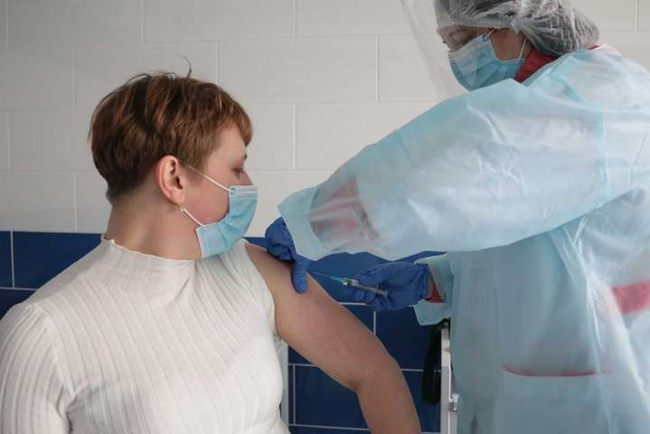 За сутки прививку от коронавируса получили более 15 тысяч украинцев