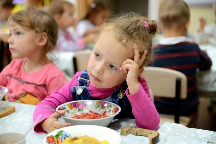 Дети за стол сосиски