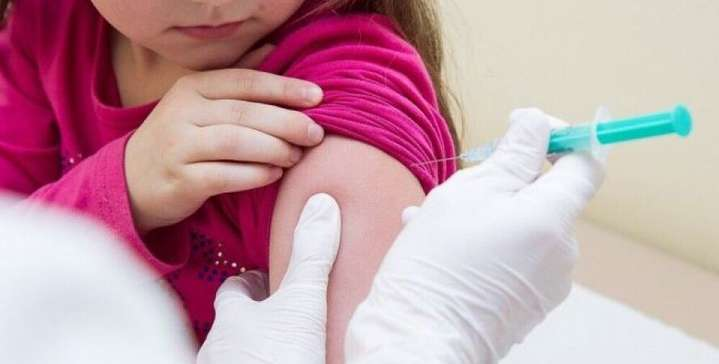 Верховный суд разрешил отстранять от обучения детей без прививок