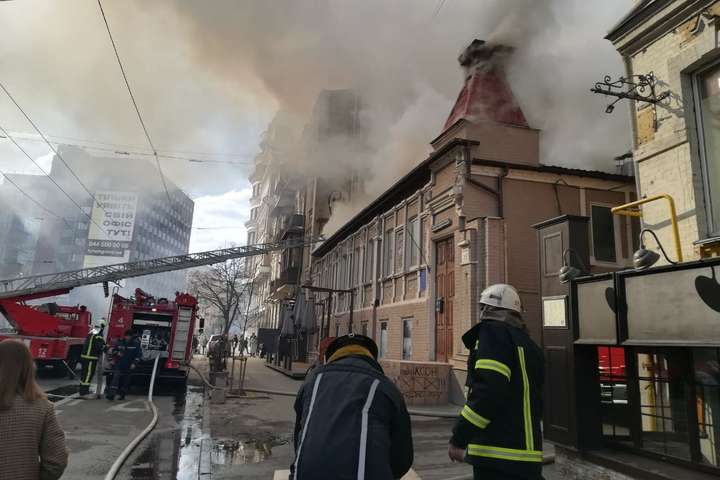 Будівля естрадно-симфонічного оркестру горить в центрі Києва (фото)