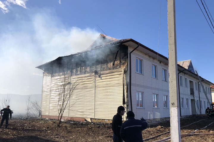 Масштабна пожежа на Закарпатті: горять декілька будинків (фото, відео)