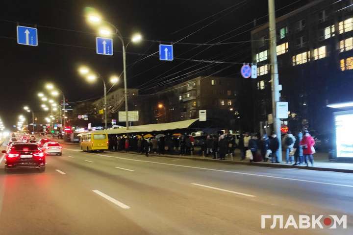Локдаун у Києві: люди годинами стоять у чергах на зупинках (фото)