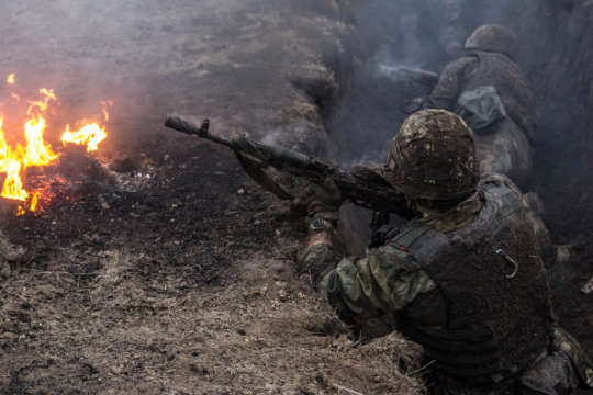 Російські окупанти обстрілюють українських воїнів із забороненої зброї