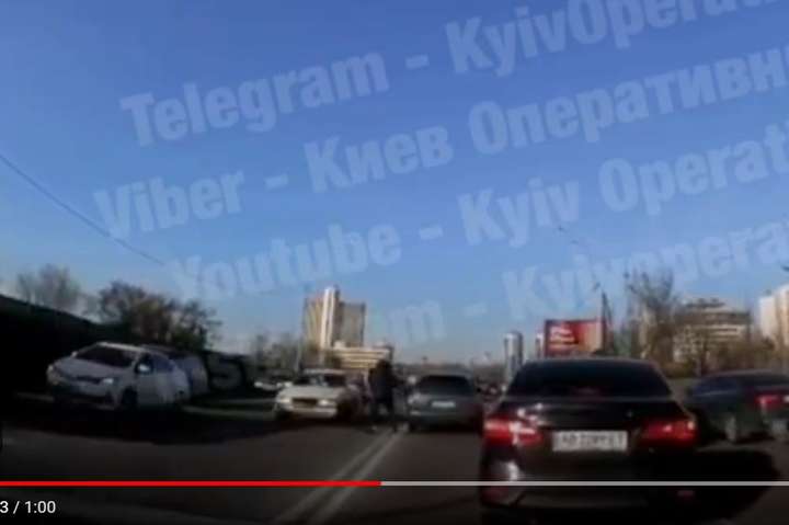 Почубилися під час руху: у Києві водії влаштували бійку на дорозі (відео)