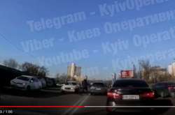 Почубилися під час руху: у Києві водії влаштували бійку на дорозі (відео)