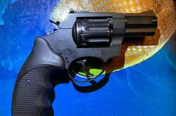 Чоловік схопив револьвер «Флобер» та вистрелив потерпілій у голову