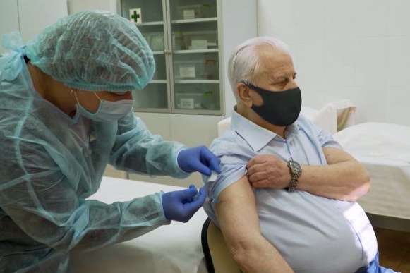Перший президент України Кравчук зробив щеплення від коронавірусу (відео)