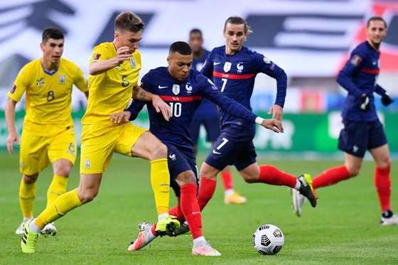 Арбітр матчу Франції з Україною вибачився за гол з положення «поза грою»