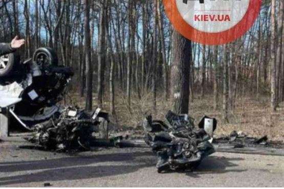 ДТП біля Києва: уламки машини розкидало по дорозі (фото)