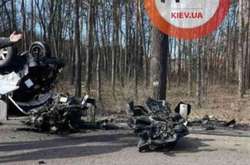 Авто лежить на даху на узбіччі