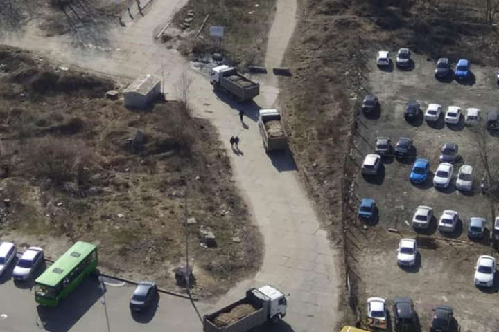 У Києві вантажівки висипали тони будівельного сміття в озеро Небреж (фото)