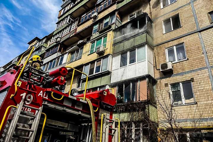 У Києві спалахнула багатоповерхівка через захаращений балкон (фото)