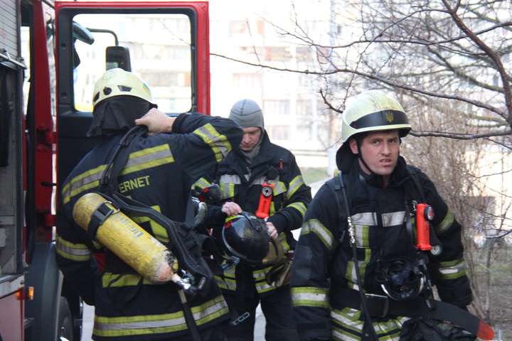 Пожежа у Києві: рятувальники знову гасили балкон 