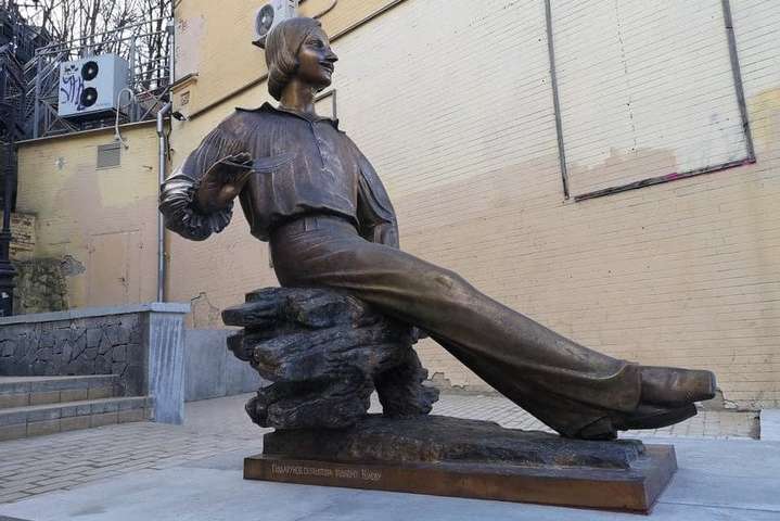 У Києві на Андріївському узвозі встановили пам'ятник Гоголю. Містяни обурилися