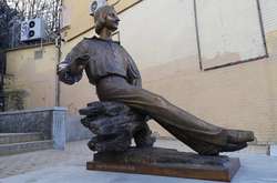 У Києві на Андріївському узвозі встановили пам'ятник Гоголю. Містяни обурилися