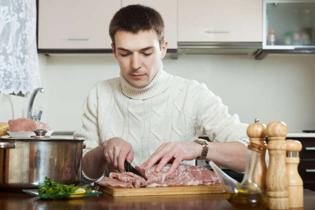 Жорсткий карантин: 70% українців фактично «живуть» на кухні