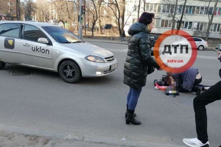 ДТП у Києві: таксист збив дівчину, її у важкому стані забрала швидка (фото)