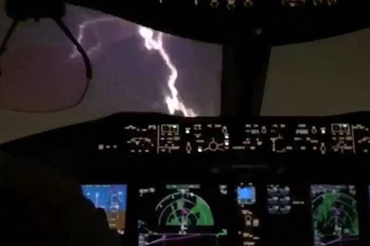 З кабіни пілота зняли на відео удар блискавки в пасажирський літак