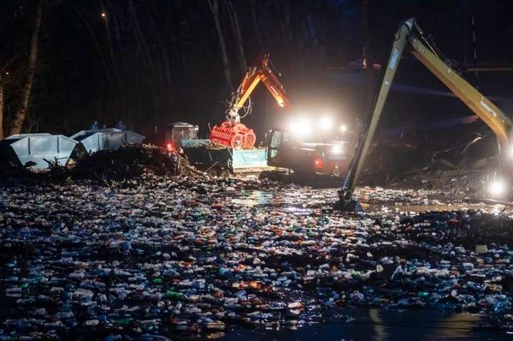 Плывет из Украины: Венгрия пожаловалась на тонны мусора на реке Тиса