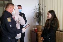 Поліцейські запросили юну героїню до себе, подякували за сміливість і вручили м’яку іграшку